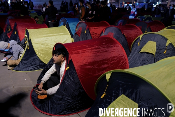 Campement de migrants installé place de la République à Paris