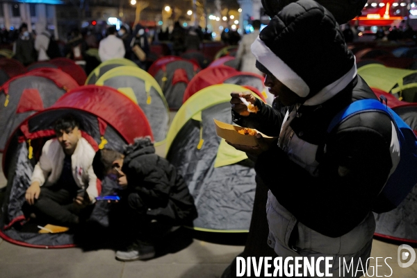 Campement de migrants installé place de la République à Paris