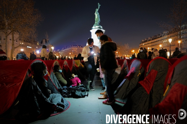 Campement de migrants installé place de la République à Paris