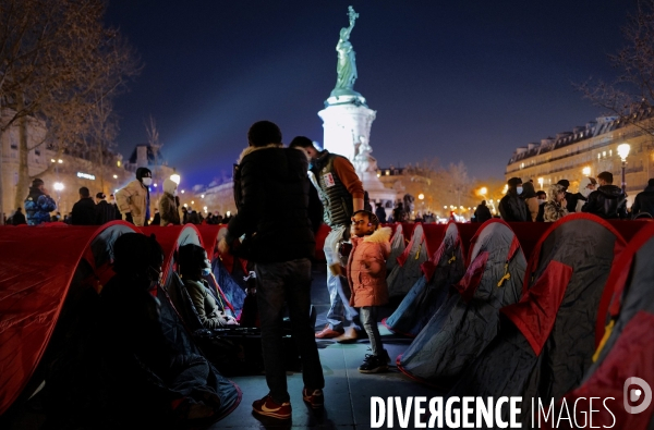 Campement de migrants installé place de la République à Paris