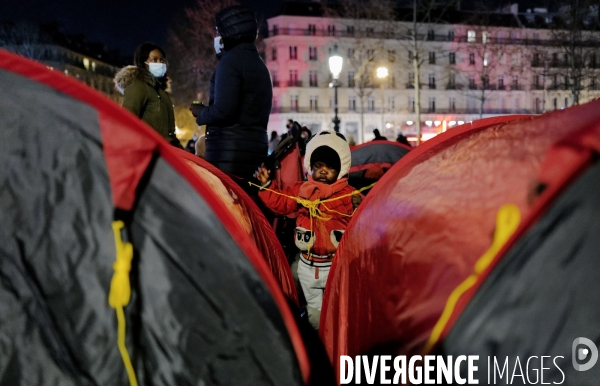 Campement de migrants installé place de la République à Paris