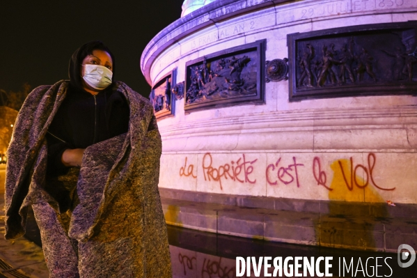 Installation d un camp de réfugiers Place de la République. Refugees camp on Place de la République, Paris.