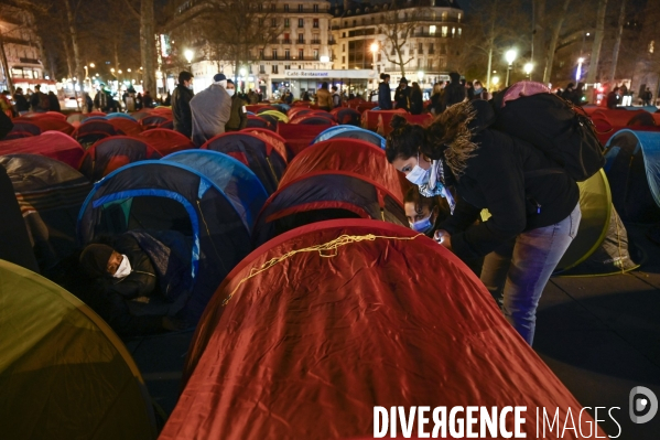 Installation d un camp de réfugiers Place de la République. Refugees camp on Place de la République, Paris.