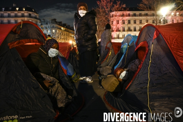 Installation d un camp de réfugiers Place de la République. Refugees camp on Place de la République, Paris.