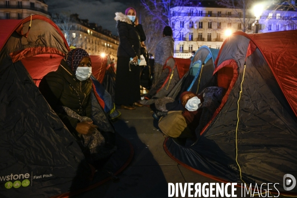 Installation d un camp de réfugiers Place de la République. Refugees camp on Place de la République, Paris.