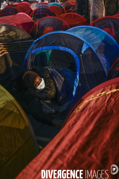 Installation d un camp de réfugiers Place de la République. Refugees camp on Place de la République, Paris.