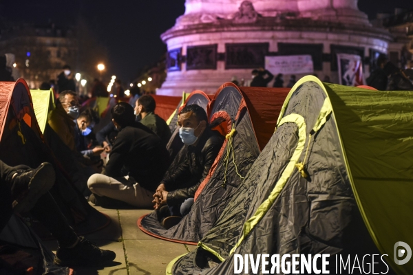 Installation d un camp de réfugiers Place de la République. Refugees camp on Place de la République, Paris.