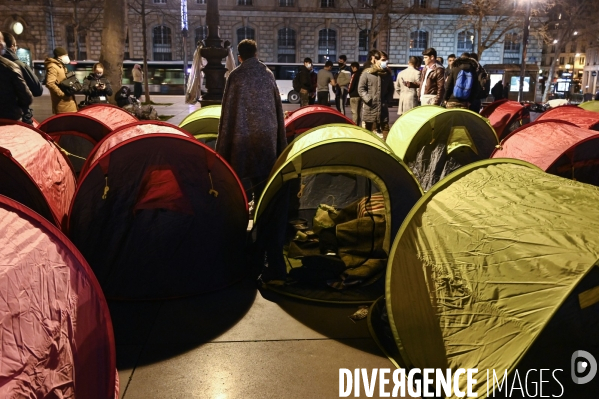 Installation d un camp de réfugiers Place de la République. Refugees camp on Place de la République, Paris.