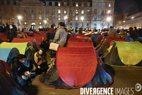 Installation d un camp de réfugiers Place de la République. Refugees camp on Place de la République, Paris.