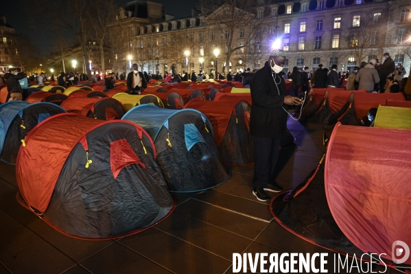 Installation d un camp de réfugiers Place de la République. Refugees camp on Place de la République, Paris.