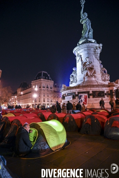 Installation d un camp de réfugiers Place de la République. Refugees camp on Place de la République, Paris.