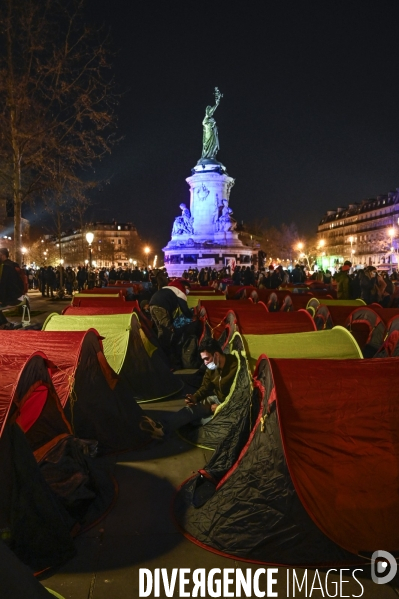 Installation d un camp de réfugiers Place de la République. Refugees camp on Place de la République, Paris.