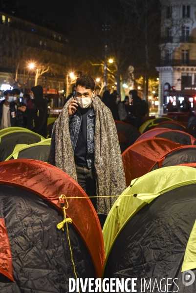 Installation d un camp de réfugiers Place de la République. Refugees camp on Place de la République, Paris.