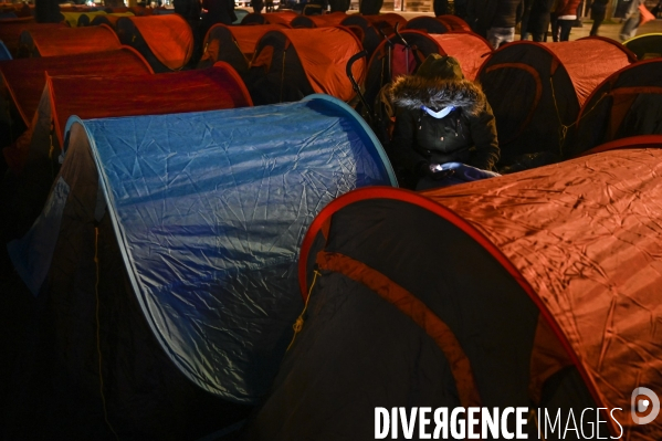 Installation d un camp de réfugiers Place de la République. Refugees camp on Place de la République, Paris.