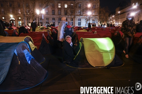 Installation d un camp de réfugiers Place de la République. Refugees camp on Place de la République, Paris.