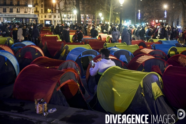 Installation d un camp de réfugiers Place de la République. Refugees camp on Place de la République, Paris.