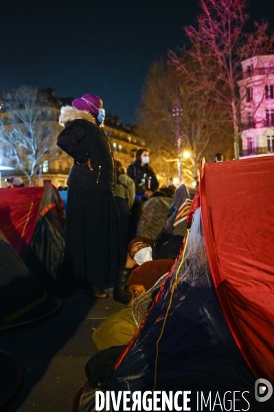 Installation d un camp de réfugiers Place de la République. Refugees camp on Place de la République, Paris.