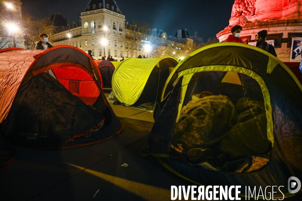 Installation d un camp de réfugiers Place de la République. Refugees camp on Place de la République, Paris.