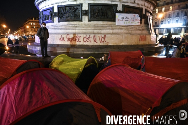 Installation d un camp de réfugiers Place de la République. Refugees camp on Place de la République, Paris.