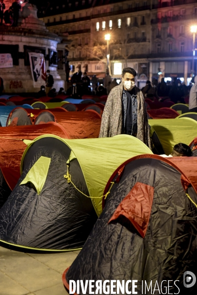 Installation d un camp de réfugiers Place de la République. Refugees camp on Place de la République, Paris.