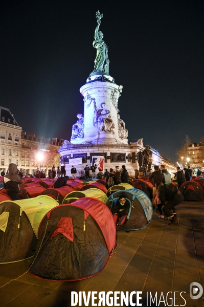 Installation d un camp de réfugiers Place de la République. Refugees camp on Place de la République, Paris.