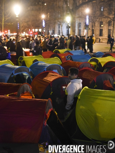 Installation d un camp de réfugiers Place de la République. Refugees camp on Place de la République, Paris.