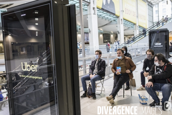 Action contre la publicité à Gare du Nord