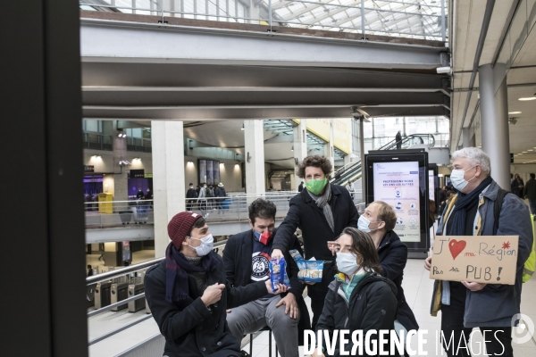 Action contre la publicité à Gare du Nord