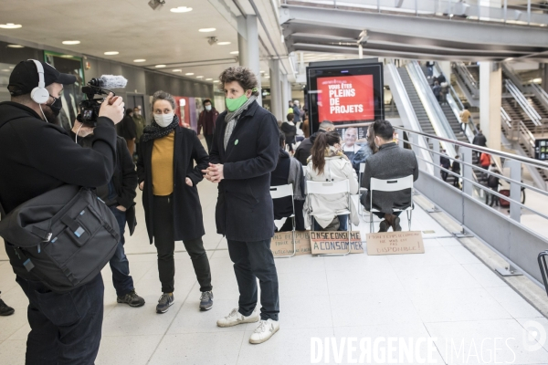 Action contre la publicité à Gare du Nord