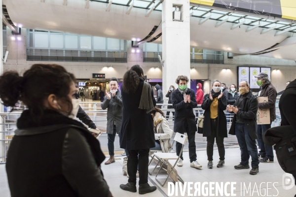 Action contre la publicité à Gare du Nord