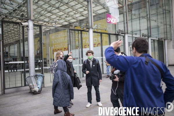 Action contre la publicité à Gare du Nord