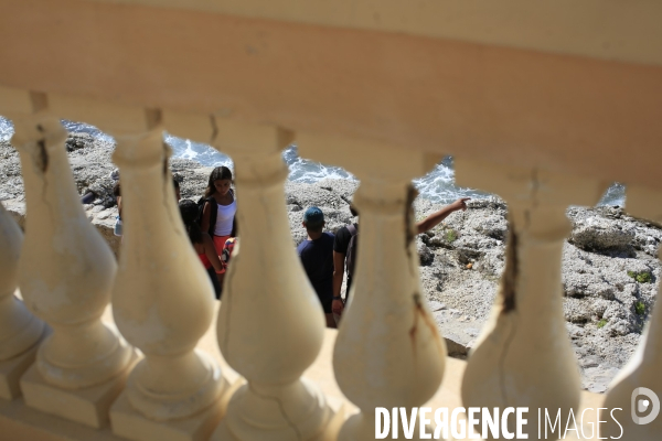 Cap d Ail le 4/08/2020 au Claj Thalassa, de jeunes gens originaires de quartiers populaires de Cannes La Bocca dans une colonie apprenante de Cap  d Ail vont participer à une visite du musée oceanographique de Monaco. Les jeunes sont divisés en deux gr