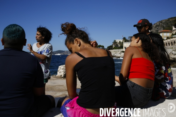 Cap d Ail le 4/08/2020 au Claj Thalassa, de jeunes gens originaires de quartiers populaires de Cannes La Bocca dans une colonie apprenante de Cap  d Ail vont participer  à une visite du musée oceanographique de Monaco. Sur la digue les cours de revision