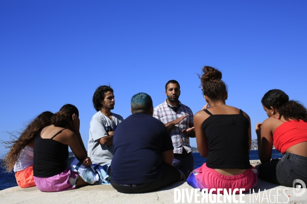 Cap d Ail le 4/08/2020 au Claj Thalassa, de jeunes gens originaires de quartiers populaires de Cannes La Bocca dans une colonie apprenante de Cap  d Ail vont participer  à une visite du musée oceanographique de Monaco. Sur la digue les cours de revision