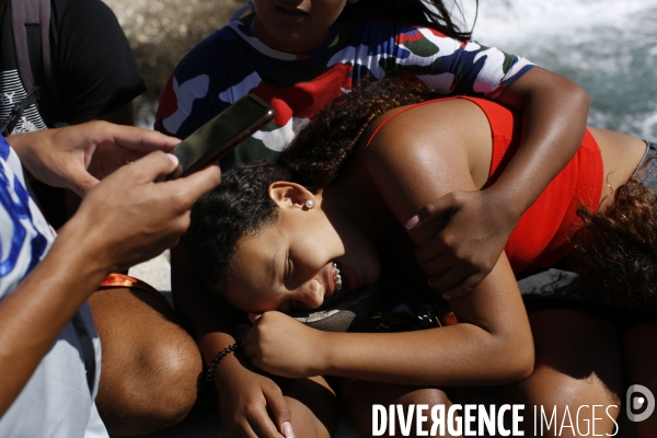 Cap d Ail le 4/08/2020 au Claj Thalassa, de jeunes gens originaires de quartiers populaires de Cannes La Bocca dans une colonie apprenante de Cap  d Ail vont participer à une visite du musée oceanographique de Monaco. Sur la digue les cours de revision 