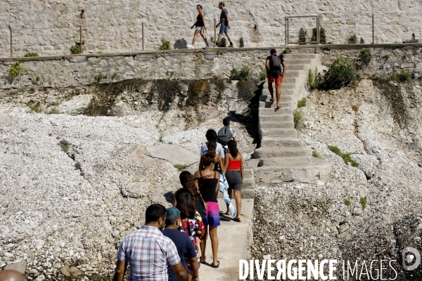 Cap d Ail le 4/08/2020 au Claj Thalassa, de jeunes gens originaires de quartiers populaires de Cannes La Bocca dans une colonie apprenante de Cap  d Ail vont participer à une visite du musée oceanographique de Monaco. Sur la digue les cours de revision 