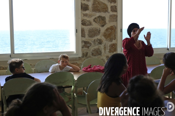 Cap d Ail le 4/08/2020 au Claj Thalassa, de jeunes gens originaires de quartiers populaires de Cannes La Bocca dans une colonie apprenante de Cap  d Ail vont participer à une visite du musée oceanographique de Monaco. Les jeunes sont divisés en deux gr