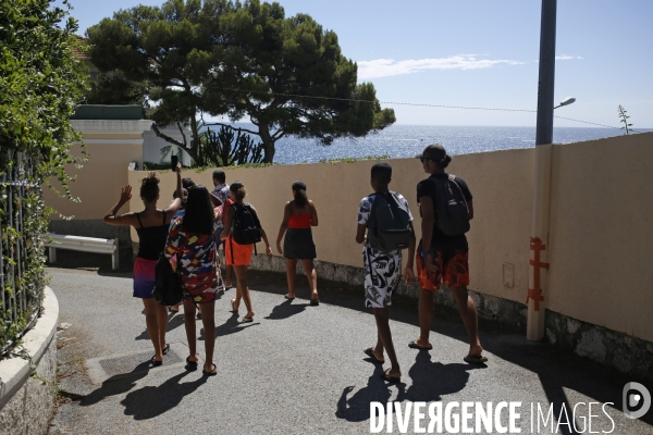 Cap d Ail le 4/08/2020 au Claj Thalassa, de jeunes gens originaires de quartiers populaires de Cannes La Bocca dans une colonie apprenante de Cap  d Ail vont participer à une visite du musée oceanographique de Monaco. Une sortie à la plage avant la vis