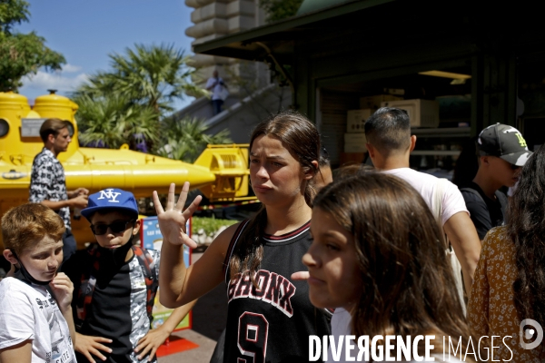 Monaco le 4/08/2020 de jeunes gens originaires de quartiers populaires de Cannes La Bocca dans une colonie apprenante de Cap  d Ail participent à une visite du musée oceanographique de Monaco. Les jeunes patientent  à l entrée du musée oceanographiqu