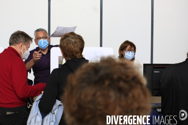 Nice le 06/03/2021 week end exceptionnel de vaccination contre le Covid  ouvert au public au Palais des Expositions. Utilisation du vaccin AstraZeneca   Verification des convocations à l entrée du palais.