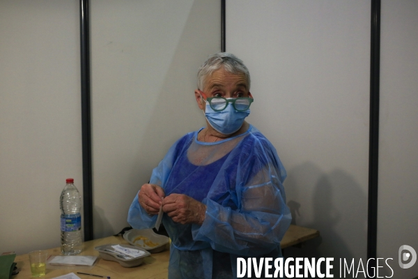 Nice le 06/03/2021 week end exceptionnel de vaccination contre le Covid  ouvert au public au Palais des Expositions. Utilisation du vaccin AstraZeneca . Marie France frasca medecin generaliste  68 ans volontaire pour vacciner les patients inscrits.
