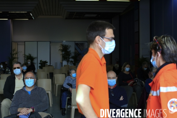Nice le 06/03/2021 week end exceptionnel de vaccination contre le Covid  ouvert au public au Palais des Expositions. Utilisation du vaccin AstraZeneca  . Salle de repos apres l injection de la dose de vaccin