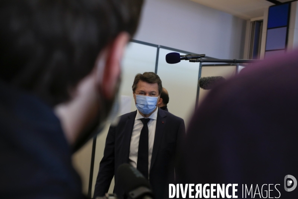 Nice le 06/03/2021 week end exceptionnel de vaccination contre le Covid  ouvert au public au Palais des Expositions. Utilisation du vaccin AstraZeneca  . Arrivé de Christian Estrosi au Palais des Expositions.