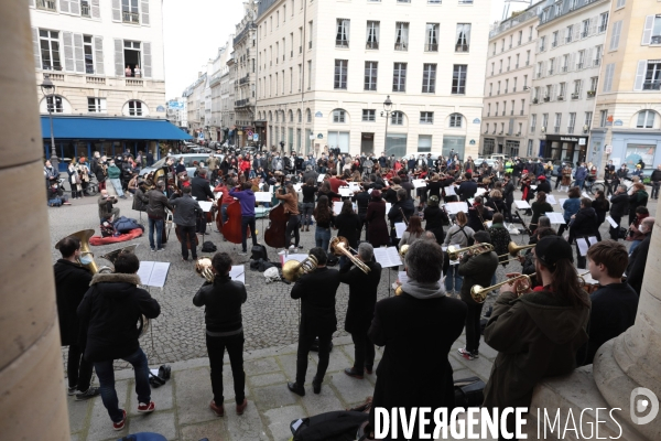 Theatre de l Odeon occupé, concert de musique