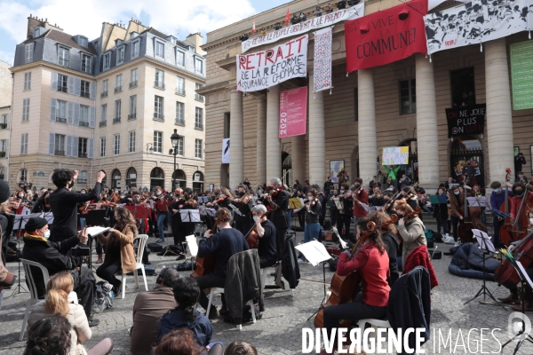 Theatre de l Odeon occupé, concert de musique