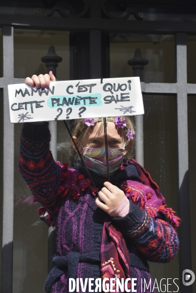 Enfants sur la Marche pour le climat 2021, à Paris. Walk for the climate.