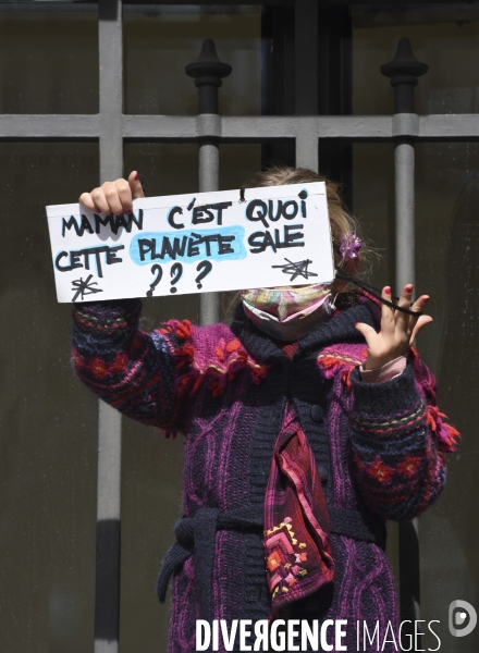 Enfants sur la Marche pour le climat 2021, à Paris. Walk for the climate.