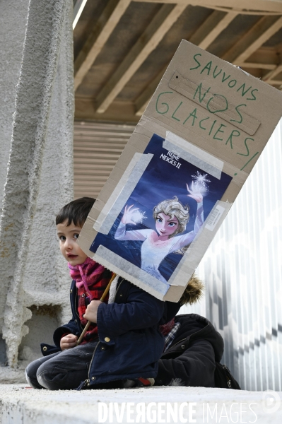 Enfants sur la Marche pour le climat 2021, à Paris. Walk for the climate.