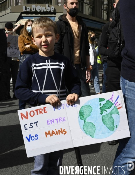 Enfants sur la Marche pour le climat 2021, à Paris. Walk for the climate.