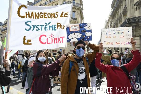 Enfants sur la Marche pour le climat 2021, à Paris. Walk for the climate.